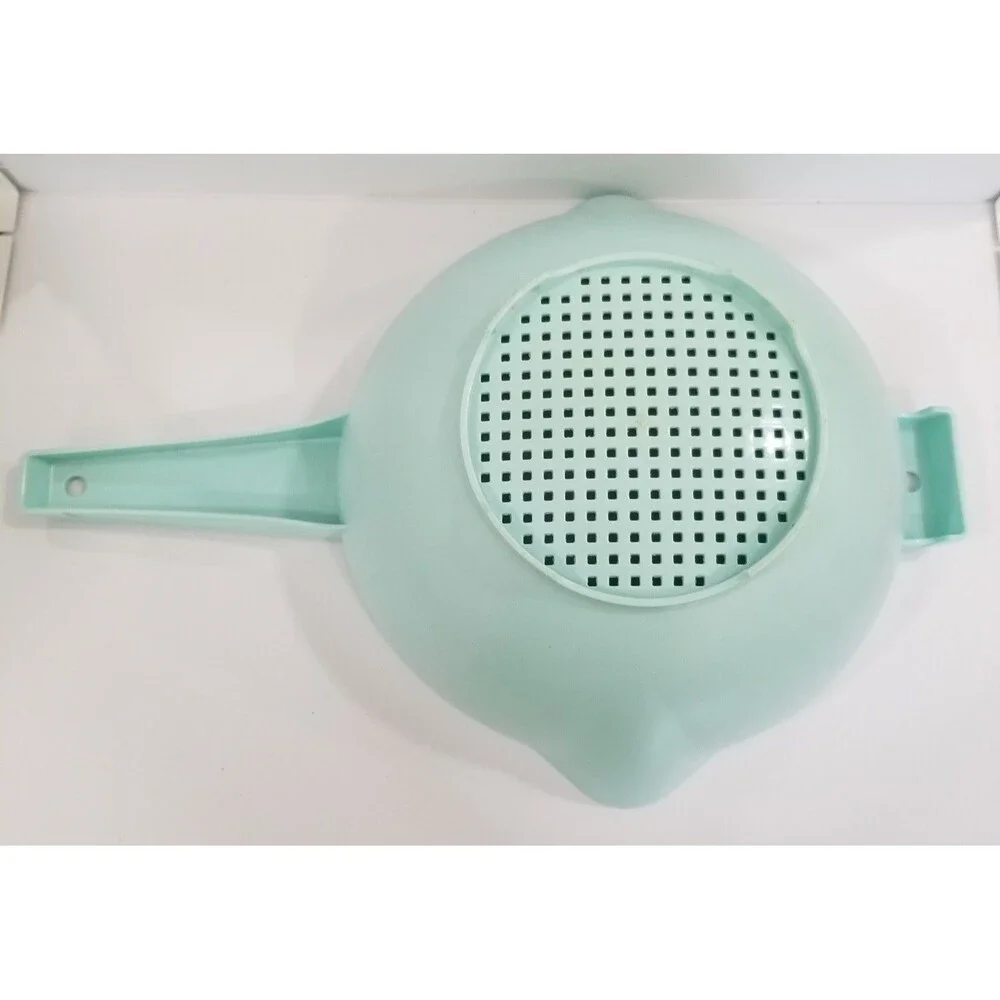 Tupperware 1523 Mint/Aqua Greenish blue 2 Qt Colander Strainer w/ Handle & Spout